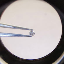 Įkelti vaizdą į galerijos rodinį, Laboratorinis briliantas - 1.5 mm, po lęšiumi