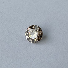 Įkelti vaizdą į galerijos rodinį, Natūralus šampano spalvos briliantas, 4.3 mm, C2 VVS, H&A - iš arčiau