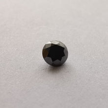 Įkelti vaizdą į galerijos rodinį, Natūralus juodas briliantas - 4.5 mm, 0.38 ct - dar vienas rakursas