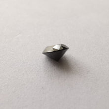 Įkelti vaizdą į galerijos rodinį, Natūralus juodas briliantas - 4.5 mm, 0.38 ct - vaizdas iš šono