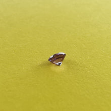 Įkelti vaizdą į galerijos rodinį, Natūralus violetinis safyras 3.0 mm - vaizdas iš šono