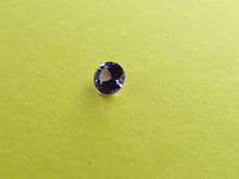 Įkelti vaizdą į galerijos rodinį, Natūralus violetinis safyras 3.0 mm - šiek tiek atsukus nuo ašvietimo šaltinio