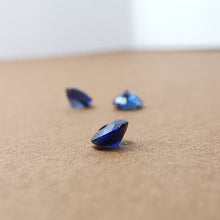 Įkelti vaizdą į galerijos rodinį, Natūralus mėlynas safyras 3.0 mm - vaizdas iš šono