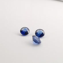 Įkelti vaizdą į galerijos rodinį, Natūralus mėlynas safyras 3.0 mm - vaizdas iš šono