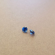 Įkelti vaizdą į galerijos rodinį, Natūralus mėlynas safyras 2.5-2.6 mm, kitoks rakursas iš paviliono pusės
