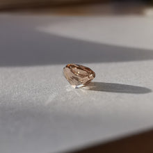 Įkelti vaizdą į galerijos rodinį, Natūralus cushion formos deimantas, šampano C3, iš paviliono pusės