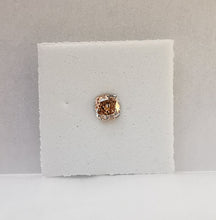 Įkelti vaizdą į galerijos rodinį, Natūralus cushion formos deimantas, šampano C3, šviesai krentant tiesiai