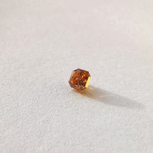 Įkelti vaizdą į galerijos rodinį, Natūralus Fancy Deep Yellow Orange spalvos radiant formos deimantas, 0.20 ct