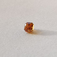 Įkelti vaizdą į galerijos rodinį, Natūralus Fancy Deep Yellow Orange spalvos radiant formos deimantas, 0.20 ct, kitokiu rakursu