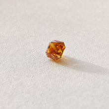 Įkelti vaizdą į galerijos rodinį, Natūralus Fancy Deep Yellow Orange spalvos radiant formos deimantas, 0.20 ct, saulei šviečiant
