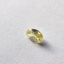 Įkelti vaizdą į galerijos rodinį, Natūralus Fancy Light Yellow spalvos ovalo formos deimantas, 5x3 mm, kitokiu rakursu