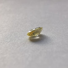 Įkelti vaizdą į galerijos rodinį, Natūralus Fancy Light Yellow spalvos ovalo formos deimantas, 5x3 mm, iš paviliono pusės