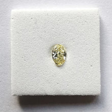 Įkelti vaizdą į galerijos rodinį, Natūralus Fancy Light Yellow spalvos ovalo formos deimantas, 5x3 mm, iš viršaus