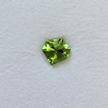 Įkelti vaizdą į galerijos rodinį, Natūralus peridotas - 21st Century briaunavimo, 8 mm, by Berckwerk