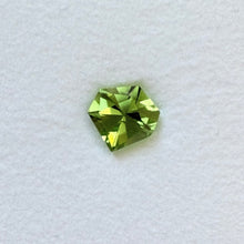 Įkelti vaizdą į galerijos rodinį, Natūralus peridotas - 21st Century briaunavimo, 8 mm, by Berckwerk