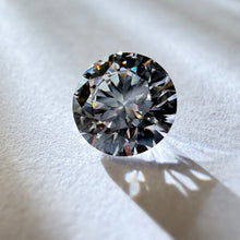 Įkelti vaizdą į galerijos rodinį, Laboratorinis briliantas 5.0 mm, E VVS2, 0.46 ct - kitokiu rakursu