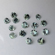 Įkelti vaizdą į galerijos rodinį, Natūralus skaidrus žalias safyras - 3.8-4.2 mm - bendras vaizdas