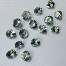 Įkelti vaizdą į galerijos rodinį, Natūralus skaidrus žalias safyras - 3.8-4.2 mm - prie kitokio apšvietimo