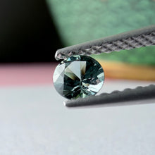 Įkelti vaizdą į galerijos rodinį, Natūralus skaidrus žalias safyras - 3.8-4.2 mm - iš arčiau