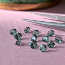Įkelti vaizdą į galerijos rodinį, Natūralus skaidrus žalias safyras - 3.8-4.2 mm - elegantiška melsvai žalsva