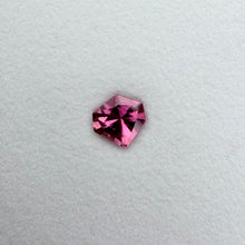 Įkelti vaizdą į galerijos rodinį, Turmalinas raudonai rožinės spalvos, 7 mm, 21st Century briaunavimo by Berckwerk - intensyvi spalva