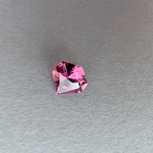 Įkelti vaizdą į galerijos rodinį, Turmalinas raudonai rožinės spalvos, 7 mm, 21st Century briaunavimo by Berckwerk - iš arčiau