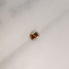 Įkelti vaizdą į galerijos rodinį, Natūralus oktagono formos deimantas, 3.4x2.6 mm - paviršiaus ypatumai