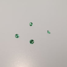 Įkelti vaizdą į galerijos rodinį, 1.5 mm natūralūs smaragdai, rankų diamond cut
