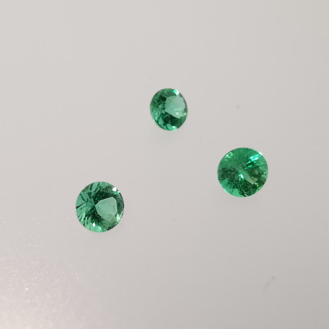 Natūralūs 2.8-2.9 mm rankų diamond cut briaunavimo smaragdai, aliejuoti