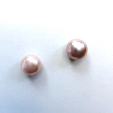 Įkelti vaizdą į galerijos rodinį, Natūraliai rožinės spalvos gėlavandenių bouton formos perlų pora, 9-10 mm, bendras vaizdas
