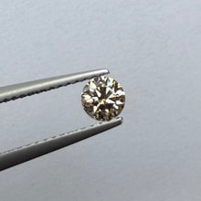 Įkelti vaizdą į galerijos rodinį, Natūralus šampano spalvos briliantas, 4.3 mm, C2 VVS, H&amp;A - bendras vaizdas
