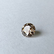 Įkelti vaizdą į galerijos rodinį, Natūralus šampano spalvos briliantas, 4.3 mm, C2 VVS, H&amp;A - švarumas VVS
