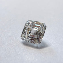 Įkelti vaizdą į galerijos rodinį, Asscher formos laboratorinis deimantas - kitokiu rakursu
