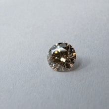 Įkelti vaizdą į galerijos rodinį, Natūralus šampaninis C2 briliantas 4.45 mm, VS - kitokiu rakursu

