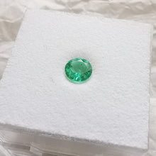 Įkelti vaizdą į galerijos rodinį, Natūralus Kolumbijos smaragdas - 4.9 mm, 0.39 ct - bendras vaizdas
