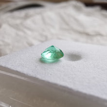 Įkelti vaizdą į galerijos rodinį, Natūralus Kolumbijos smaragdas - 4.9 mm, 0.39 ct - pavilionas
