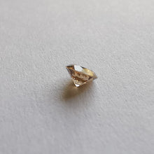 Įkelti vaizdą į galerijos rodinį, Natūralus šampaninis briliantas 3.8 mm C3 - vaizdas iš šono
