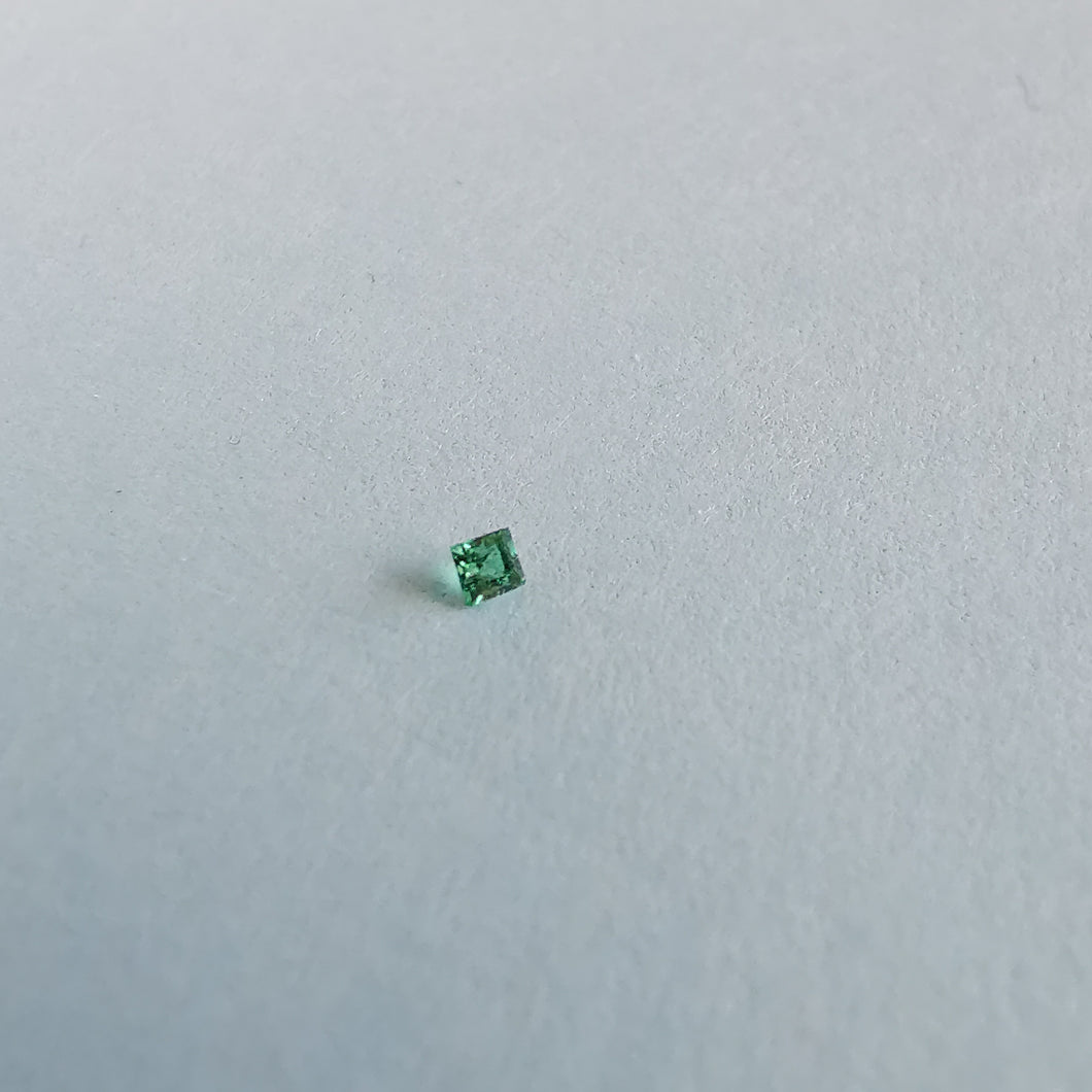 Natūralus smaragdas 1.5x1.5 mm carre, tamsesnis