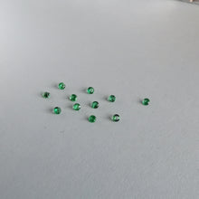 Įkelti vaizdą į galerijos rodinį, Natūralūs smaragdai, 2.0 mm, iš toliau
