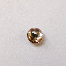 Įkelti vaizdą į galerijos rodinį, Natūralus rose-cut deimantas, 3.72 mm - kitoks rakursas
