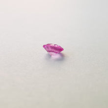 Įkelti vaizdą į galerijos rodinį, Natūralus rožinis safyras 3.9 mm - rakursas iš paviliono pusės
