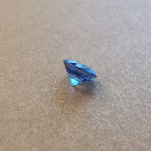 Įkelti vaizdą į galerijos rodinį, Natūralus mėlynas safyras 3.8 mm - iš paviliono pusės
