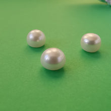 Įkelti vaizdą į galerijos rodinį, Baltas 8.5-9.0 mm bouton perlas - kitokiu rakursu

