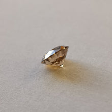 Įkelti vaizdą į galerijos rodinį, Natūralus briliantas 5.10 mm, šampano C4, Hearts&amp;Arrows - vaizdas iš paviliono
