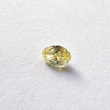 Įkelti vaizdą į galerijos rodinį, Natūralus Fancy Light Yellow spalvos ovalo formos deimantas, 5x3 mm
