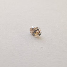 Įkelti vaizdą į galerijos rodinį, Natūralus šampaninis C1/2 ovalo formos deimantas, 0.21 ct - kitokiu rakursu
