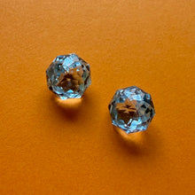 Įkelti vaizdą į galerijos rodinį, Swiss Blue topazų pora - Cathedral cut by Berckwerk, 8 mm - kitokiu rakursu
