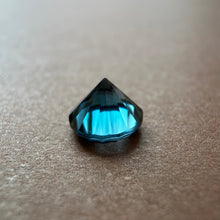 Įkelti vaizdą į galerijos rodinį, London Blue topazas - Concave cut by Berckwer, 6.0 mm, apverstas
