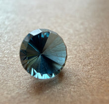 Įkelti vaizdą į galerijos rodinį, London Blue topazas - Concave cut by Berckwer, 6.0 mm, iš arčiau
