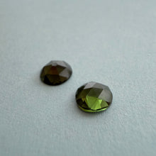 Įkelti vaizdą į galerijos rodinį, Žalieji turmalinai, apvalūs rose-cut, 5 mm, kitokiu rakursu

